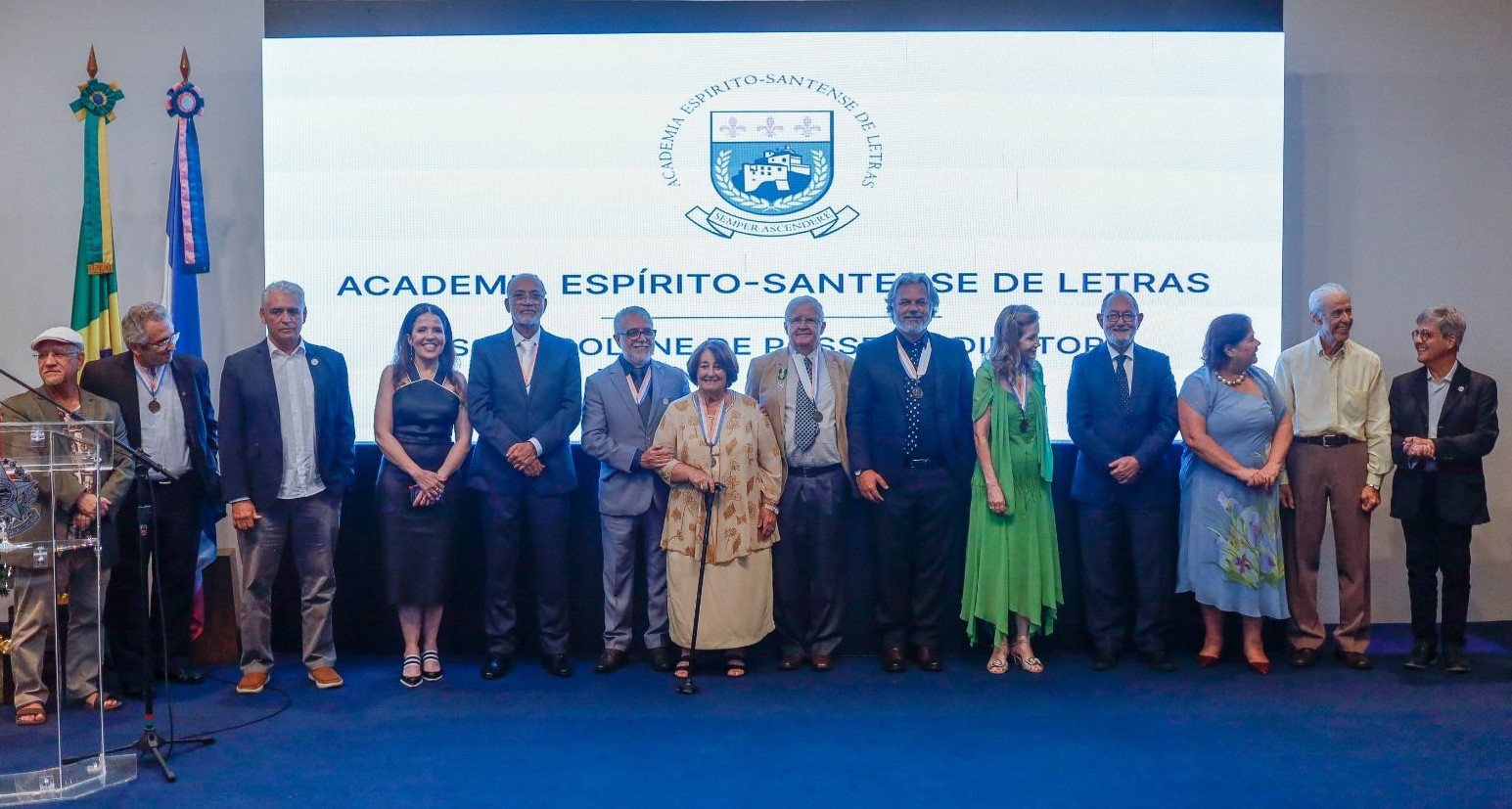 Foto da nova diretoria empossada. Todos os membros estão em pé