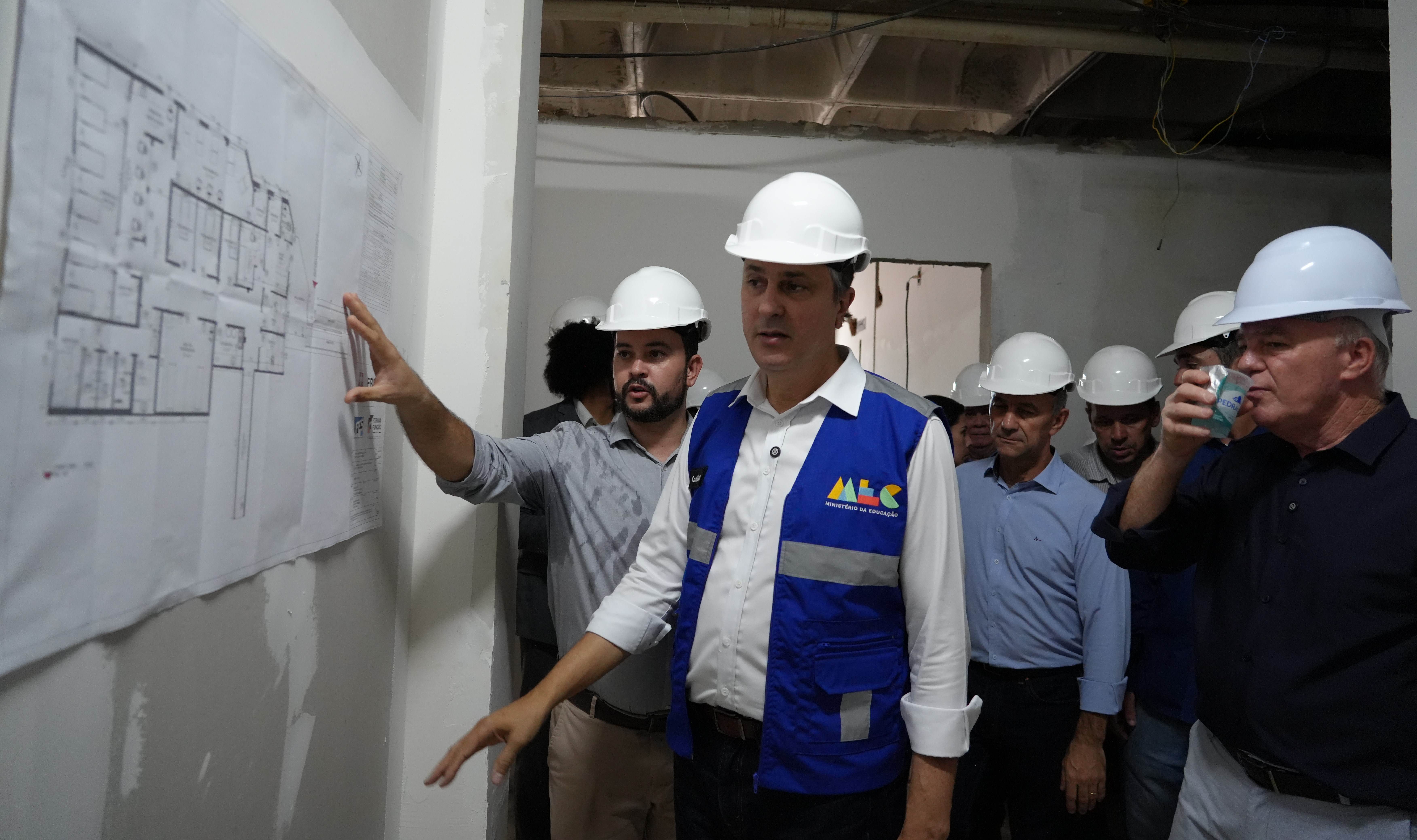 Foto da visita à obra do Centro de Pesquisas Clínicas