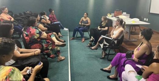 Foto de um grupo de mulheres reunidas no auditório