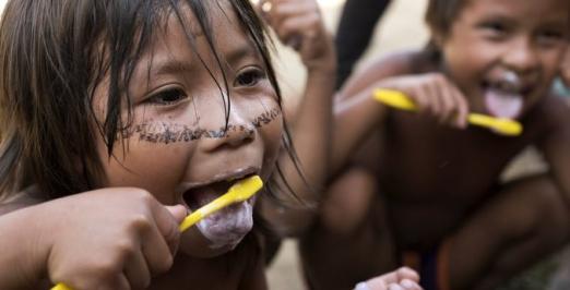 Foto de duas crianças indígenas escovando os dentes