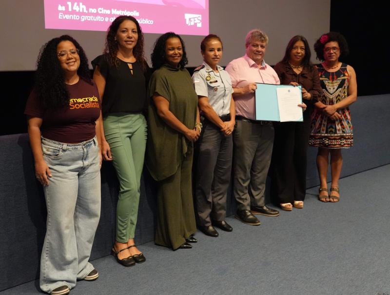 Foto dos membros da mesa com a portaria assinada