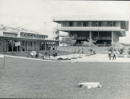 Foto do acervo, em preto e branco, que mostra a Biblioteca Central e o Restaurante Universitário, no campus de Goiabeiras