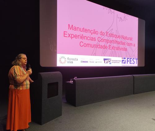 A professora Mônica Tognella durante a apresentação do projeto