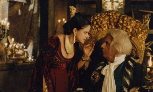 Cena de Carlota Joaquina na qual aparecem os dois protagonistas em uma conversa