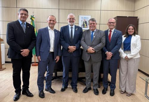 Foto das autoridades após o término da reunião