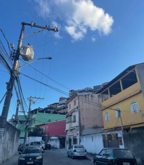 Foto de uma rua sem nenhuma vegetação no Morro do Romão