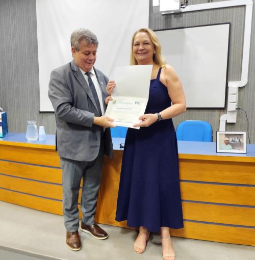 Foto da entrega da homenagem à enfermeira Noemia de Souza