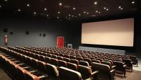 Foto da sala de cinema mostrando as cadeiras e a tela