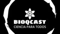 Logomarca do projeto: em um quadrado preto há um círculo branco e, dentro dele, em letras brancas, a inscrição Bioqcast, ciência para todos. Acima da palavra Bioqcast há o símbolo de um átomo. 