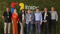 Posam para a foto Gabriel Azcurra e Andrea Schmoeller, da equipe do Itaipu Parquetec; Miriam de Magdala e Eustaquio de Castro, da Ufes; Irineu Colombo, diretor superintendente do Itaipu Parquetec; e Jadir Pela e André Romero, do Ifes.