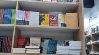 Foto da estande onde estão expostos os livros da Edufes