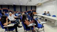 Na foto, o reitor fala para o público presente no auditório da biblioteca. Ao seu lado, na mesa, o secretário Yuri Leite