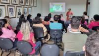 Foto das pessoas assistindo a palestra da enfermeira Márcia Valéria Almeida