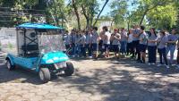 Foto dos estudantes conhecendo o carro autônomo