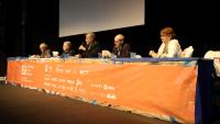 Foto dos especialistas da mesa-redonda sentados à mesa durante as apresentações 