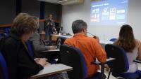Foto de Felipe Guimarães explicando sobre o Programa de Mobilidade Acadêmica Internacional 