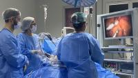 Foto de uma equipe do Hucam realizando uma cirurgia