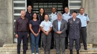Foto dos participantes da reunião em frente à entrada do quartel