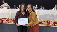 Foto da vice-reitora recebendo a homenagem da vereadora