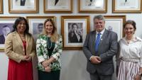 Foto da vice-reitora Sonia Lopes, de Ethel Maciel, do reitor Eustáquio de Castro e da reitora da UVV, Denise Endringer ao lado da foto de Ethel na galeria de reitores