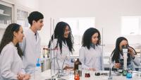 Imagem de estudantes em um laboratório