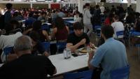 Foto das pessoas almoçando no RU de Goiabeiras