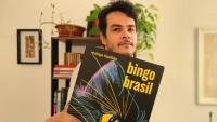 Foto do autor segurando o livro