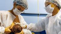 Mãe recebe atendimento com o filho no Banco de Leite do Hucam