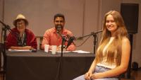 Foto da entrevistada e dos entrevistadores no estúdio