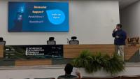 Foto do professor proferindo sua palestra