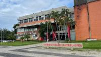 Foto da fachada do prédio da Reitoria