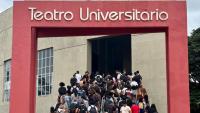 Fila de estudantes no Teatro Universitário