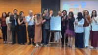 Foto do descerramento da placa com todos os presentes