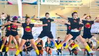 Foto da equipe UfesCheer em apresentação em uma quadra esportiva