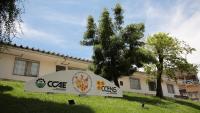 Foto do campus de Alegre onde aparece uma placa baixa com o nome dos dois centros de ensino