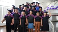 Foto dos formandos na escada do Teatro Universitário