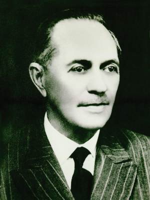 Foto em preto e branco com rosto de homem