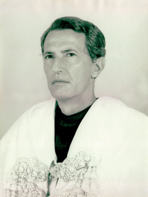 Foto em preto e branco com rosto de homem