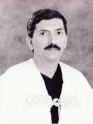 Foto em preto e branco com rosto de homem