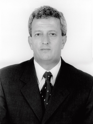 Foto em preto e branco com rosto de homem