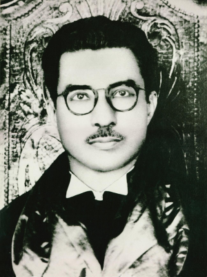 Foto em preto e branco com rosto de homem