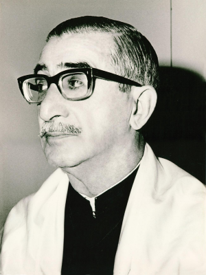 Foto em preto e branco com rosto de homem