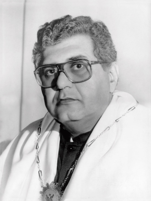 Foto em preto e branco com rosto de homem