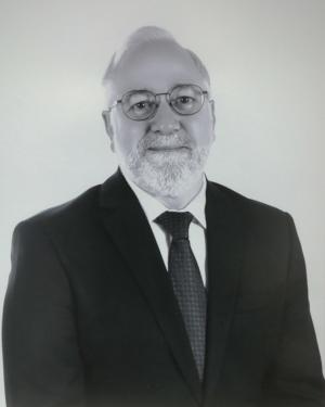 Foto em preto e branco com rosto de homem