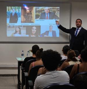 Foto do professor ministrando uma palestra para estudantes da Ufes e do Ifes