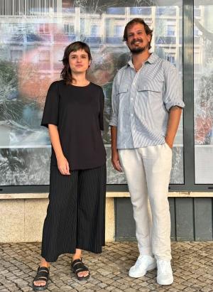 Foto do artista com a curadora da exposição