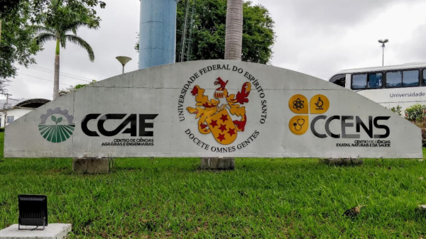 O Centro de Ciências Agrárias, em Alegre, é ampliado e desmembrado nos centros de Ciências Agrárias e Engenharias (CCAE) e de Ciências Exatas, Naturais e da Saúde CCENS)