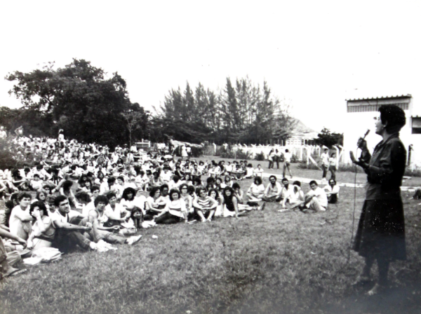 No campus de Goiabeiras, estudantes assistem, ao ar livre, palestra da professora e filósofa Marilena Chauí, da Universidade de São Paulo – 1984