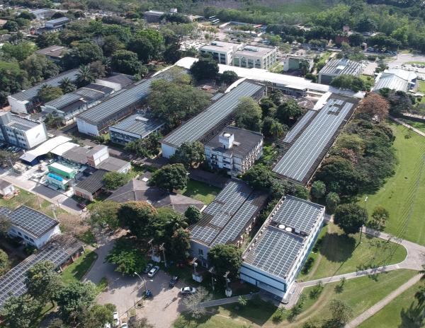 Foto aérea do campus de Goiabeiras, mostrando as placas fotovoltaicas instaladas nos prédios do campus