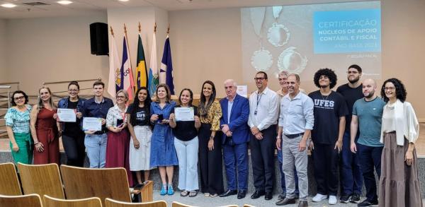 Foto de todos os representantes dos núcleos premiados reunidos em um auditório